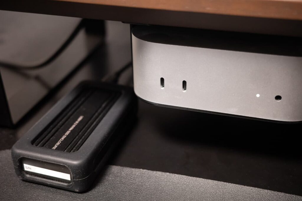 Mac mini M4 をデスクに設置したイメージ写真
