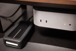 Mac mini M4 をデスクに設置したイメージ写真