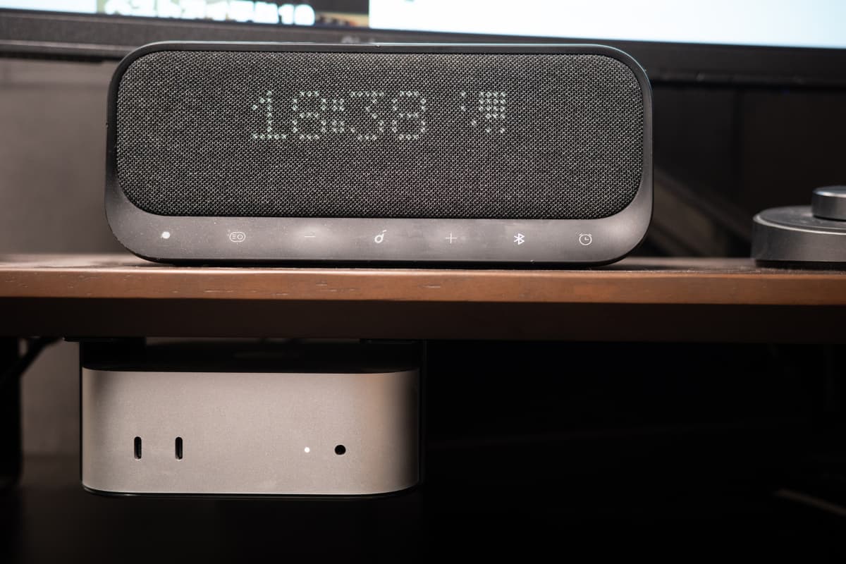デスクに設置した Mac mini M4 を正面寄りから写した写真