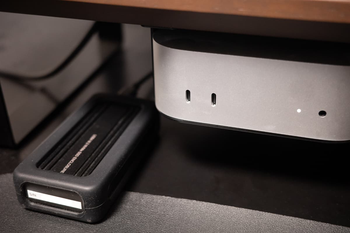 デスク環境の中に置いた Mac mini M4 の写真