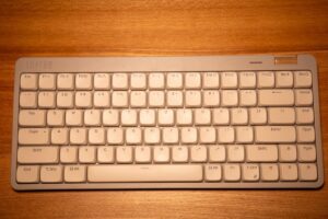Lofree Flow Lite をデスクに置いた全体写真