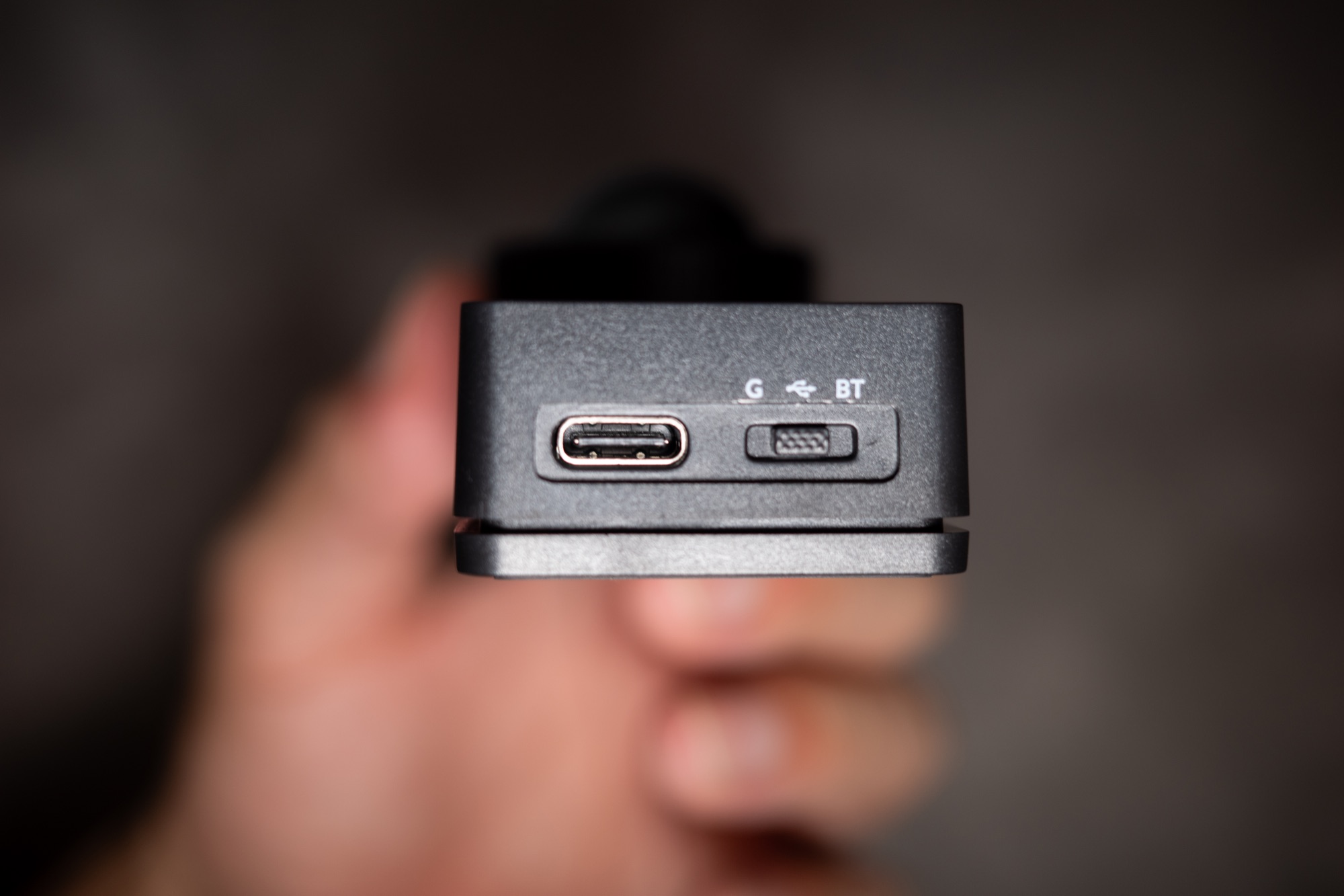 Keychron Nape Pro の側面。USB-C ポートと、2.4GHz・有線・Bluetooth を切り替えるスライダー