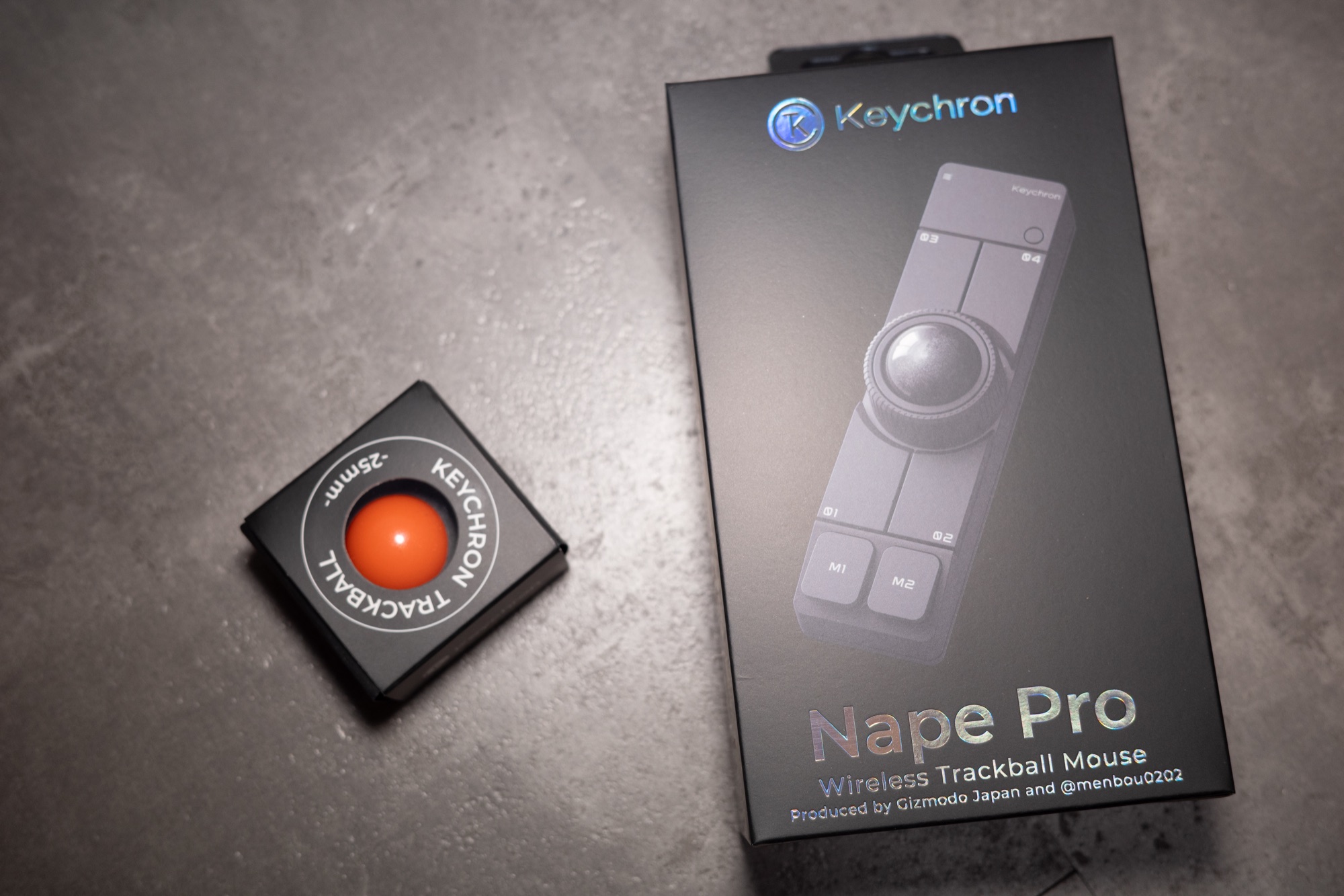 Keychron Nape Pro の外箱と、別売の 25mm 交換用トラックボール(オレンジ)の小箱