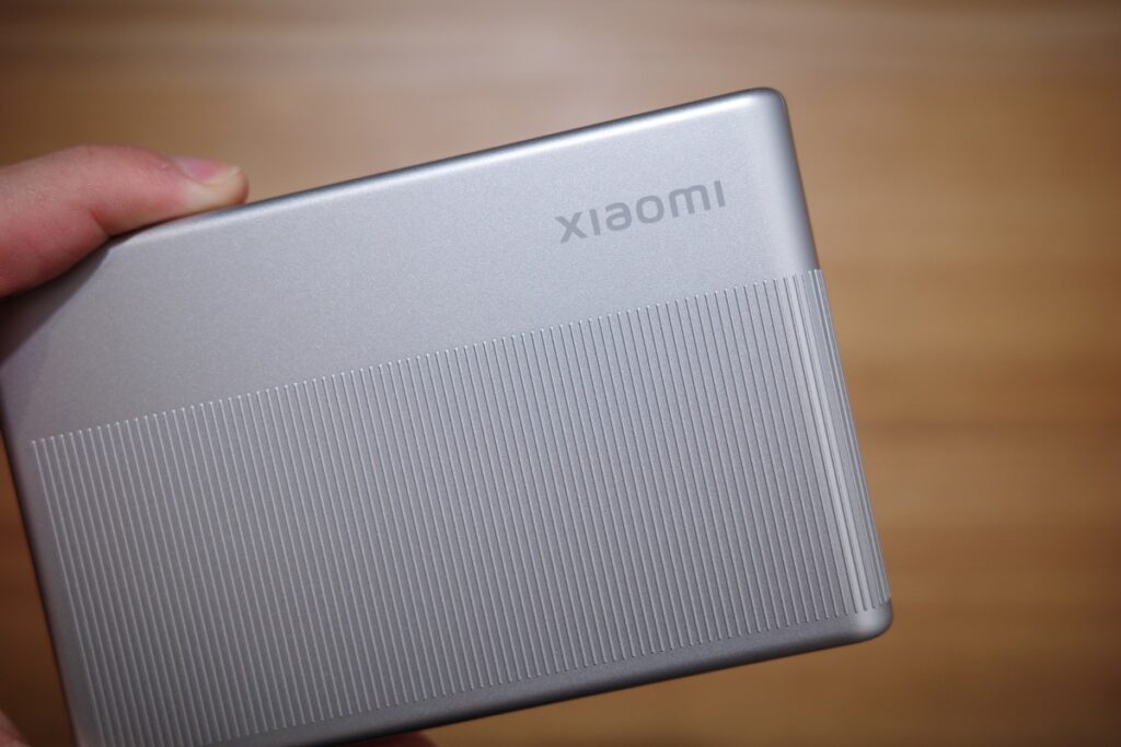 手に持った Xiaomi ポータブルフォトプリンター 1S の背面